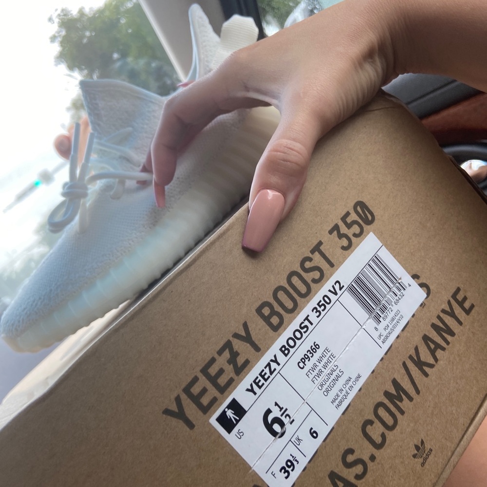 Authentic Yeezy Boost 350 - Picture 3 of 4